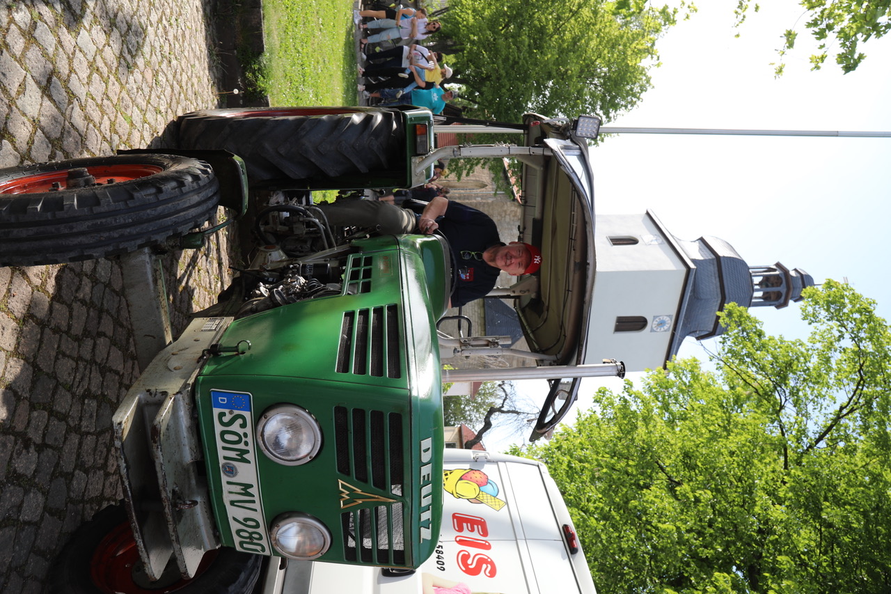 Bürgermeister Hans Vollrath auf seinem Deutz, Bj. 1968