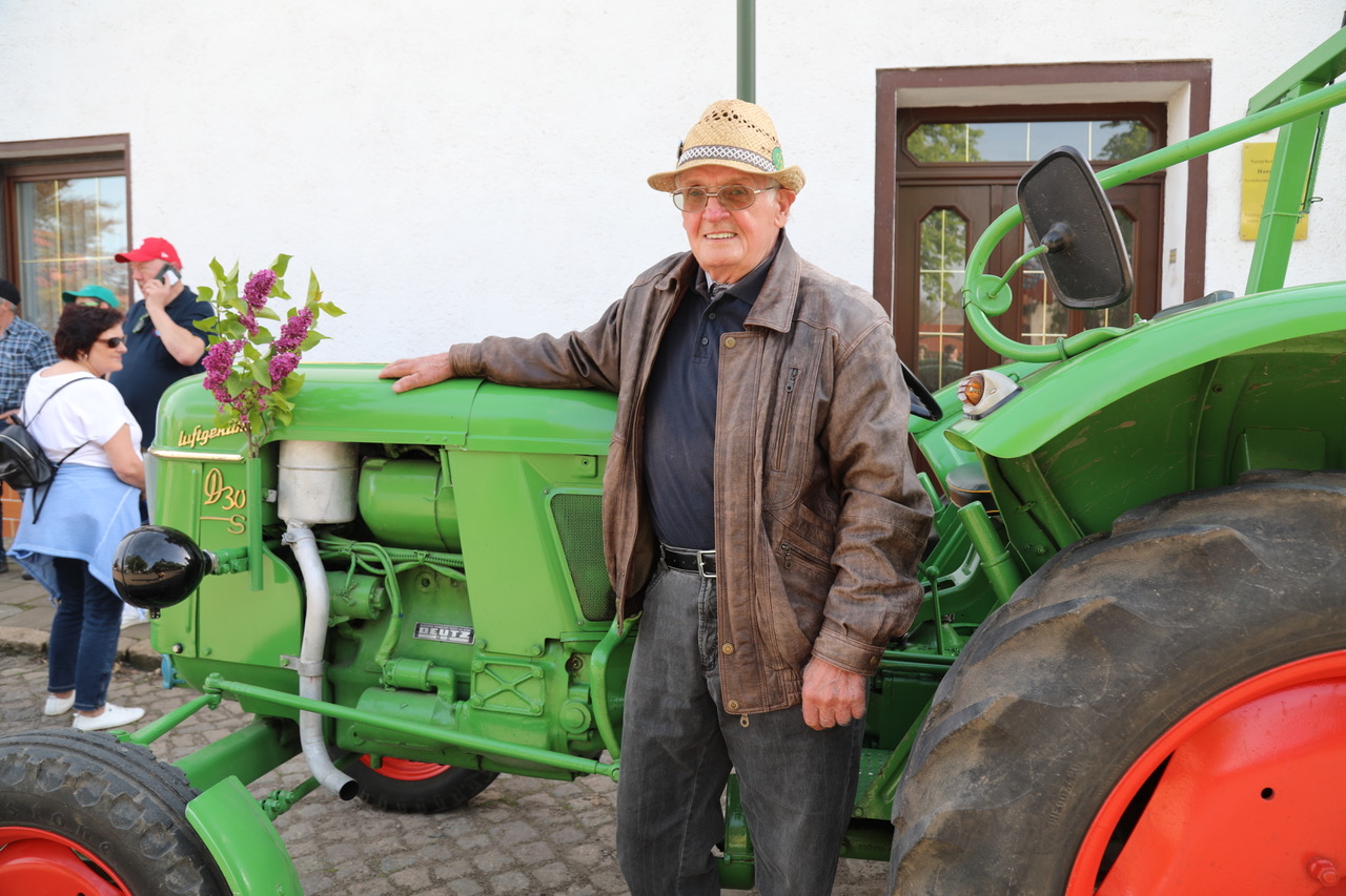 Top gepflegt und schön geschmückt der Deutz-Oldtimer von Herrn Eichhorn aus Elxleben.